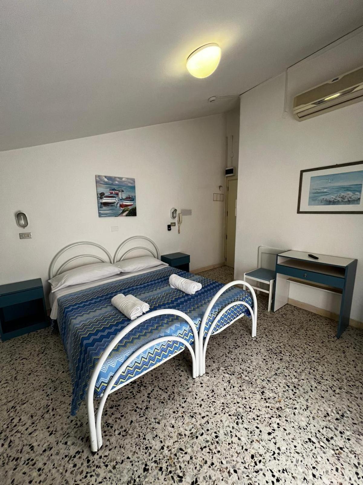 Hotel Till Rimini Esterno foto