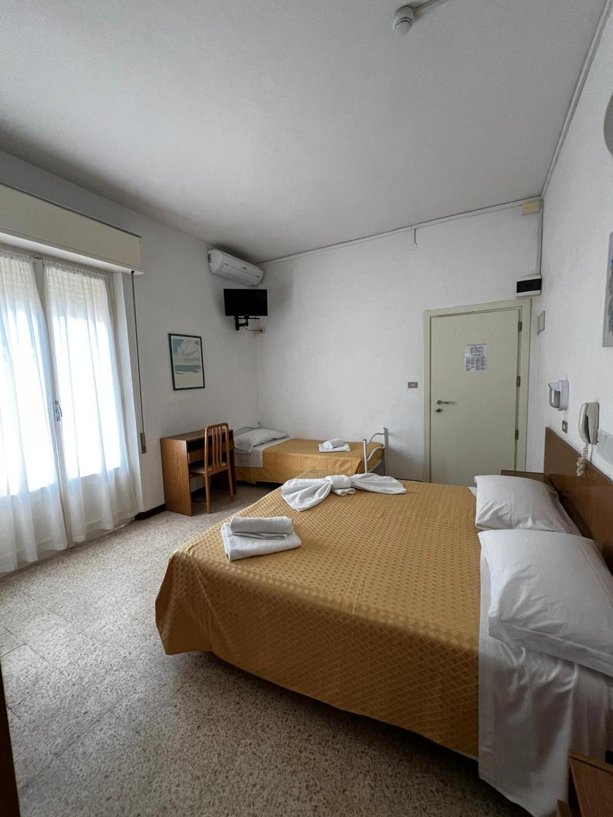 Hotel Till Rimini Esterno foto