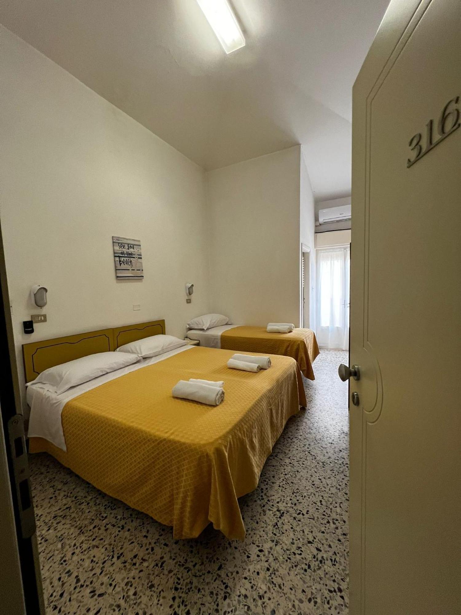 Hotel Till Rimini Esterno foto