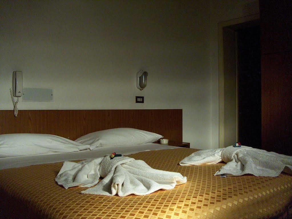 Hotel Till Rimini Esterno foto